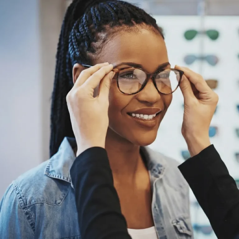 Mulher experimentando óculos